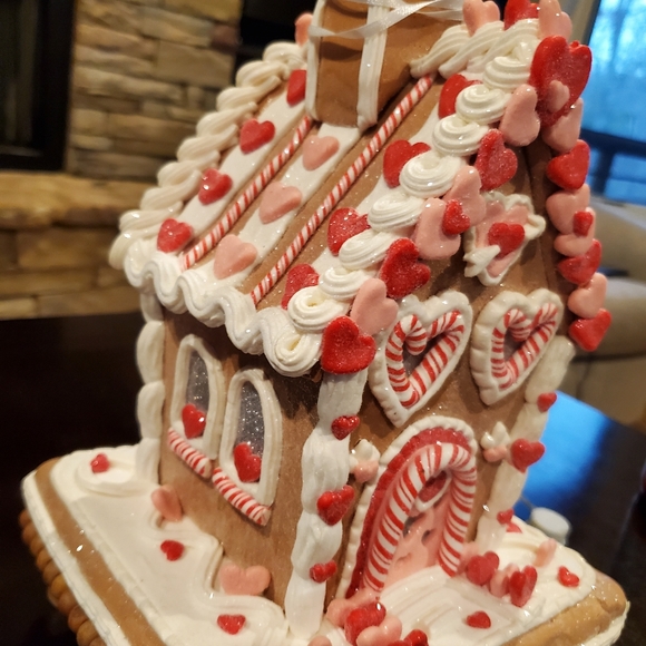 Valentine Gingerbread House-NWT - Picture 3 of 7